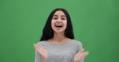 Heyecanlı kadın alkışlayarak ve tezahürat yaparak tebrik ediyor.