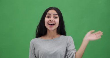 Mutlu genç kadın selamlıyor elini sallayarak selamlıyor