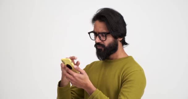 Повільний Рух Роздратованого Молодого Чоловіка Бородатою Прокруткою Мобільного Телефону Стоячи — стокове відео