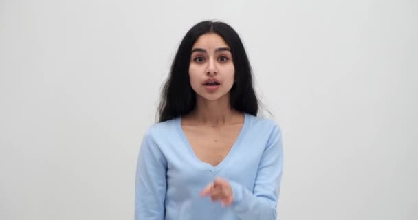 Mujer Mantiene Dedo Índice Los Labios Hace Gesto Silencio — Vídeos de Stock