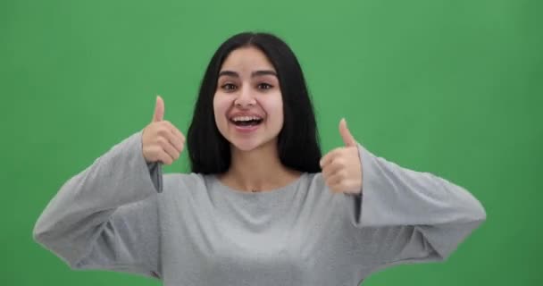 Retrato Mulher Feliz Dando Polegares Até Gesto Com Ambas Mãos — Vídeo de Stock