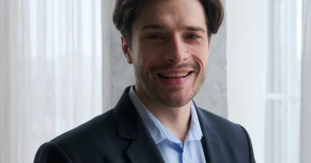 自信に満ちた若いビジネスマンの笑顔の肖像 — ストック動画
