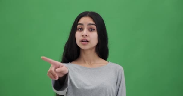 Ciddi Genç Bir Kadın Inkar Ederek Parmağını Sallıyor — Stok video