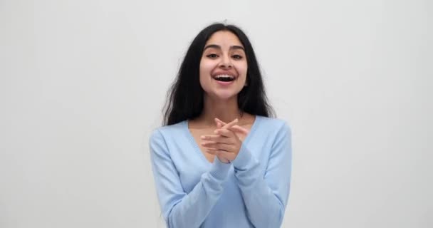 Возбужденная Женщина Поздравляет Хлопая Ладоши Приветствуя — стоковое видео
