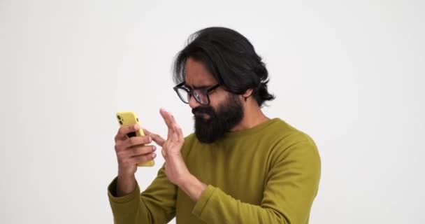 Rozzlobený Vousatý Mladý Muž Snaží Použít Starý Mobilní Telefon Křičí — Stock video