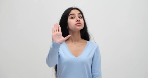 Ενοχλημένη Γυναίκα Δείχνει Στάση Χειρονομία Την Παλάμη Του Χεριού Της — Αρχείο Βίντεο