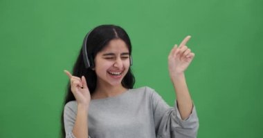 Tasasız kadın kulaklıkla en sevdiği müziği dinlerken dans ediyor.