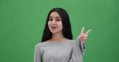İki elini de kullanarak Ziyaretçi işareti yapan mutlu kadın portresi.