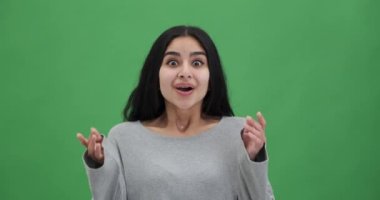 Şaşırmış genç bir kadın beklenmedik bir şekilde iyi haberler alıyor.