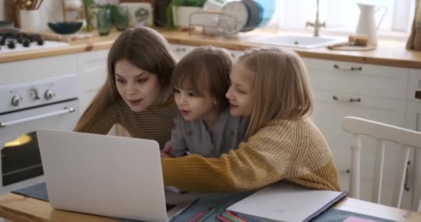 Zeitlupenaufnahme Einer Jungen Mutter Die Ihren Neugierigen Töchtern Laptop Zeigt — Stockvideo