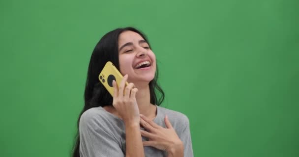 Vrouw Die Lacht Tijdens Het Gesprek Mobiele Telefoon — Stockvideo