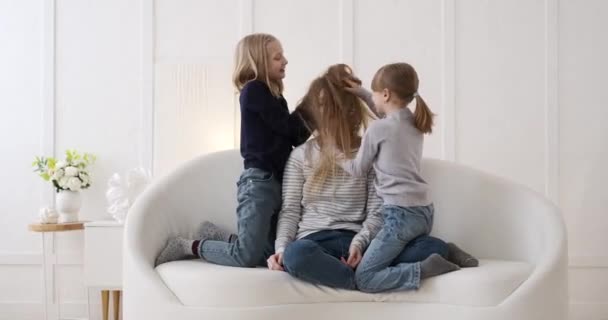 Ξέγνοιαστες Άτακτες Κόρες Που Παίζουν Μητέρες Μακριά Μαλλιά Που Κάθονται — Αρχείο Βίντεο