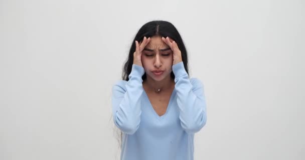Frustrierte Junge Frau Leidet Unter Unerträglichen Kopfschmerzen — Stockvideo