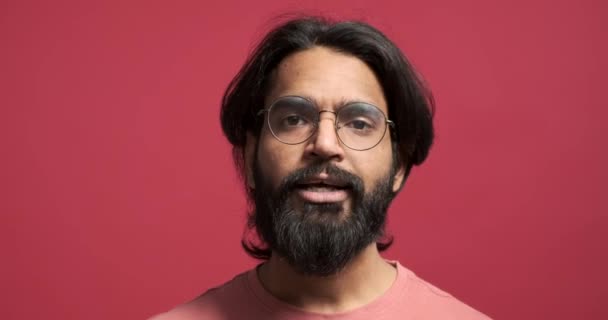 Nahaufnahme Porträt Eines Gutaussehenden Jungen Mannes Mit Bart Und Brille — Stockvideo