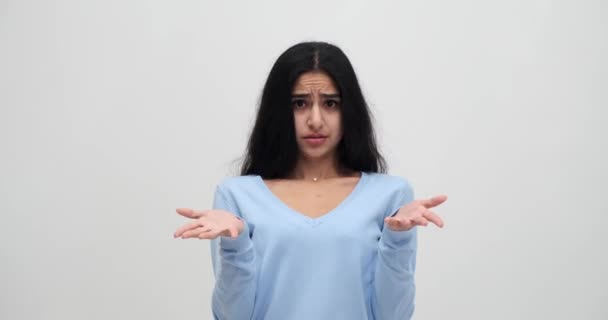 Förvirrad Förvirrad Kvinna Som Säger Nej Genom Att Skaka Hand — Stockvideo