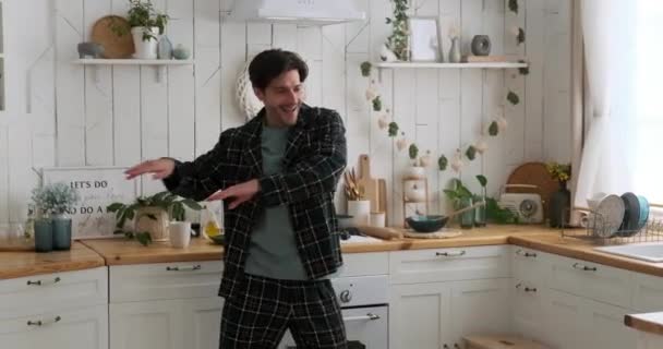 Homem Divertindo Dançando Enquanto Ouve Música Laptop Cozinha — Vídeo de Stock