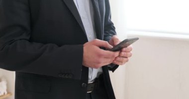 Cep telefonu kullanarak iş adamlarının mesajlarının ortası