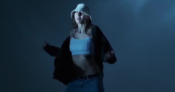 Stylowa Profesjonalna Kobieta Tancerz Wykonywania Rutynowych Break Dance Hip Hop — Wideo stockowe