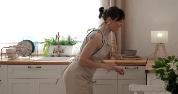 Mulher Dançando Cozinha Casa Divertindo Ouvindo Cantando Sua Música Favorita — Vídeo de Stock
