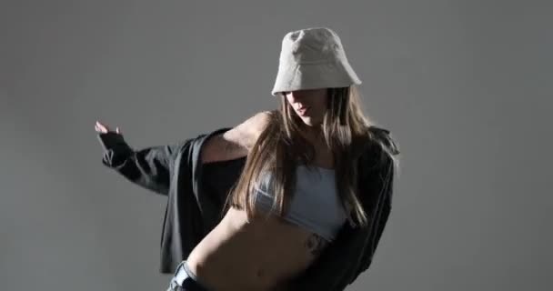 ヒップホップダンスムーブメントを行う柔軟な女性プロダンサー — ストック動画