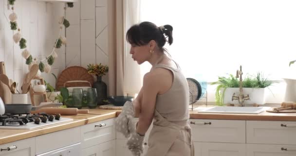 Aktiv Kvinna Dansar Och Sjunger Sång Medan Matlagning Mat Ugn — Stockvideo