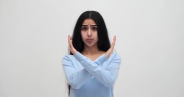 Yasaklama işareti gösteren kızgın bir kadın reddeden hareketler yapıyor.