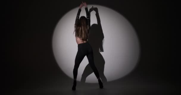 Gyönyörű Szexi Fekete Ruhában Táncoló Érzéki Tánc Padlón Reflektorfényben — Stock videók