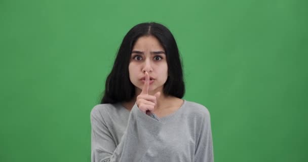 Ung Kvinna Håller Pekfingret Läpparna Gör Tystnad Gest — Stockvideo