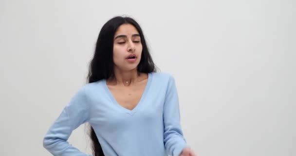 Κουρασμένη Γυναίκα Χασμουριέται Καλύπτοντας Ανοιχτό Στόμα Χέρι — Αρχείο Βίντεο