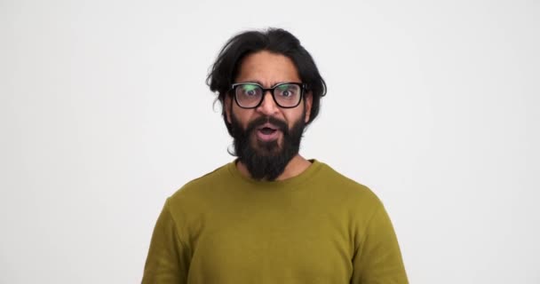 Emocionado Joven Con Barba Anteojos Gritando Extáticamente Bombeando Puños Mientras — Vídeo de stock
