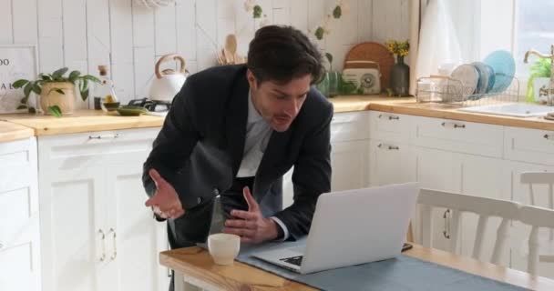 Biznesmen Rozmawiający Przez Wideo Rozmowy Pomocą Laptopa Kuchni — Wideo stockowe