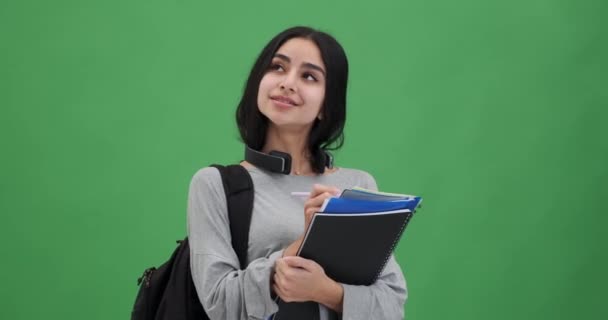 幸せな若い女性の学生の書き込みノート — ストック動画