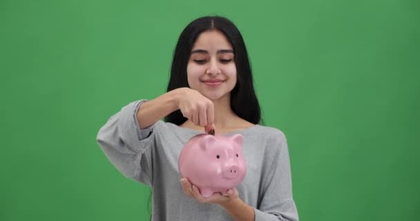 Lycklig Ung Kvinna Sätter Mynt Spargris Bank — Stockvideo