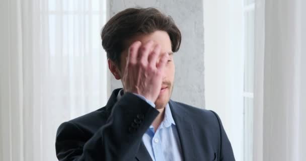 ハンサムな若いビジネスマンの肖像髪を固定し 彼の顔に触れる — ストック動画