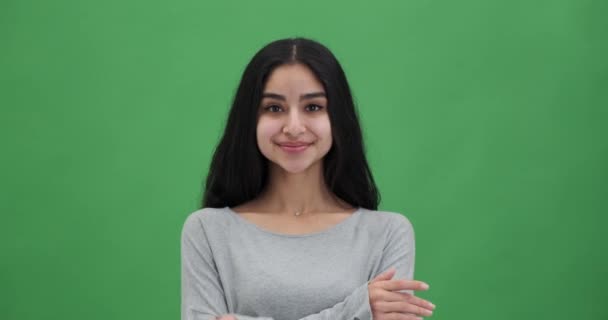 Kollarını Kavuşturmuş Gülümseyen Genç Bir Kadının Portresi — Stok video