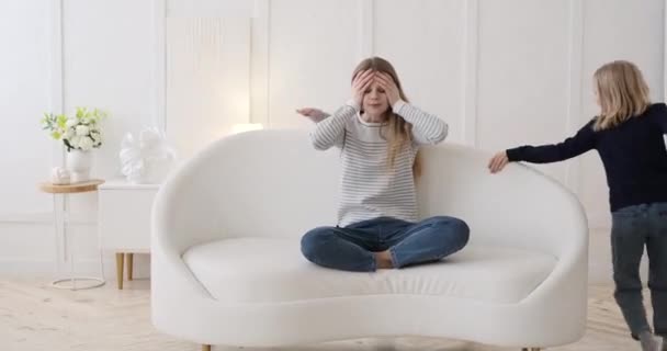 Mladá Matka Dotýká Hlavu Bolesti Sedí Pohovce Zatímco Zlomyslné Dcery — Stock video