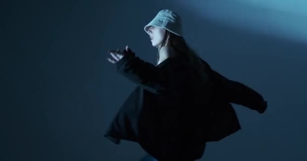 Κομψή Νεαρή Γυναίκα Που Διασκεδάζει Χορεύοντας Διάλειμμα Χορού Hip Hop — Αρχείο Βίντεο