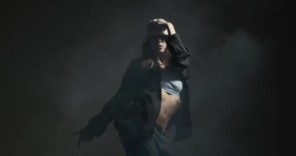 Stylowa Młoda Kobieta Taniec Hip Hop Freestyle Tle Dymu Studio — Wideo stockowe