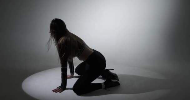 Bella Donna Sexy Abito Nero Ballare Sul Pavimento Studio Riflettori — Video Stock