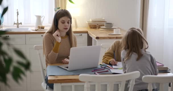 Mujer Negocios Discutiendo Reunión Línea Las Hijas Asomándose Computadora Portátil — Vídeos de Stock