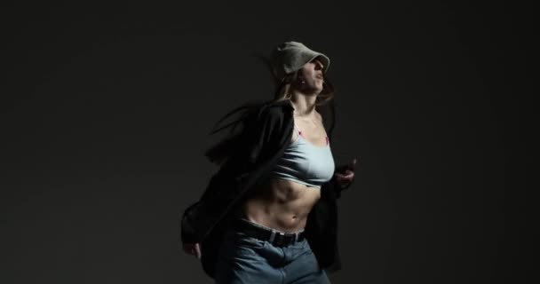 Νεαρή Γυναίκα Που Χορεύει Hip Hop Στυλ Στο Καπέλο Και — Αρχείο Βίντεο