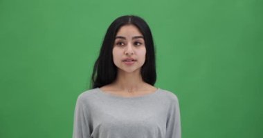 Heyecanlı kadın başarılı bir fikirle işaret ediyor.