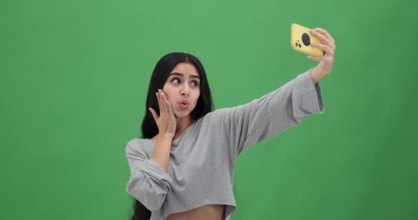 Žena Dělat Legrační Obličeje Brát Selfie Pomocí Mobilního Telefonu — Stock video