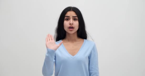 Σοβαρή Γυναίκα Δείχνει Στάση Χειρονομία Την Παλάμη Του Χεριού Της — Αρχείο Βίντεο