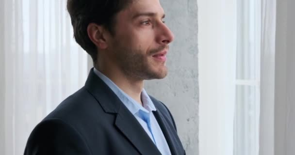 Πορτρέτο Του Όμορφος Νέος Επιχειρηματίας Που Χαμογελά — Αρχείο Βίντεο
