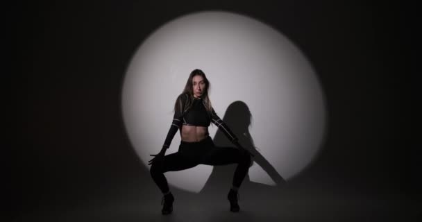 美しいです女性で黒のドレスダンスで床にスタジオスポットライト — ストック動画