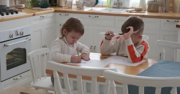 Маленькая Девочка Мальчик Рисуют Скетч Бумаге Дома — стоковое видео