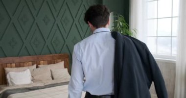 Yorgun işadamı eve gelir ve ofiste geçirdiği uzun bir günün ardından yatakta dinlenir.