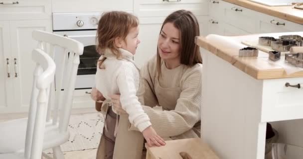 Женщина Одевает Свою Маленькую Дочь Сделать Печенье Помощью Резака Булавки — стоковое видео