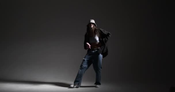 Stylowa Młoda Kobieta Tańczy Hip Hop Lub Taniec Współczesny — Wideo stockowe